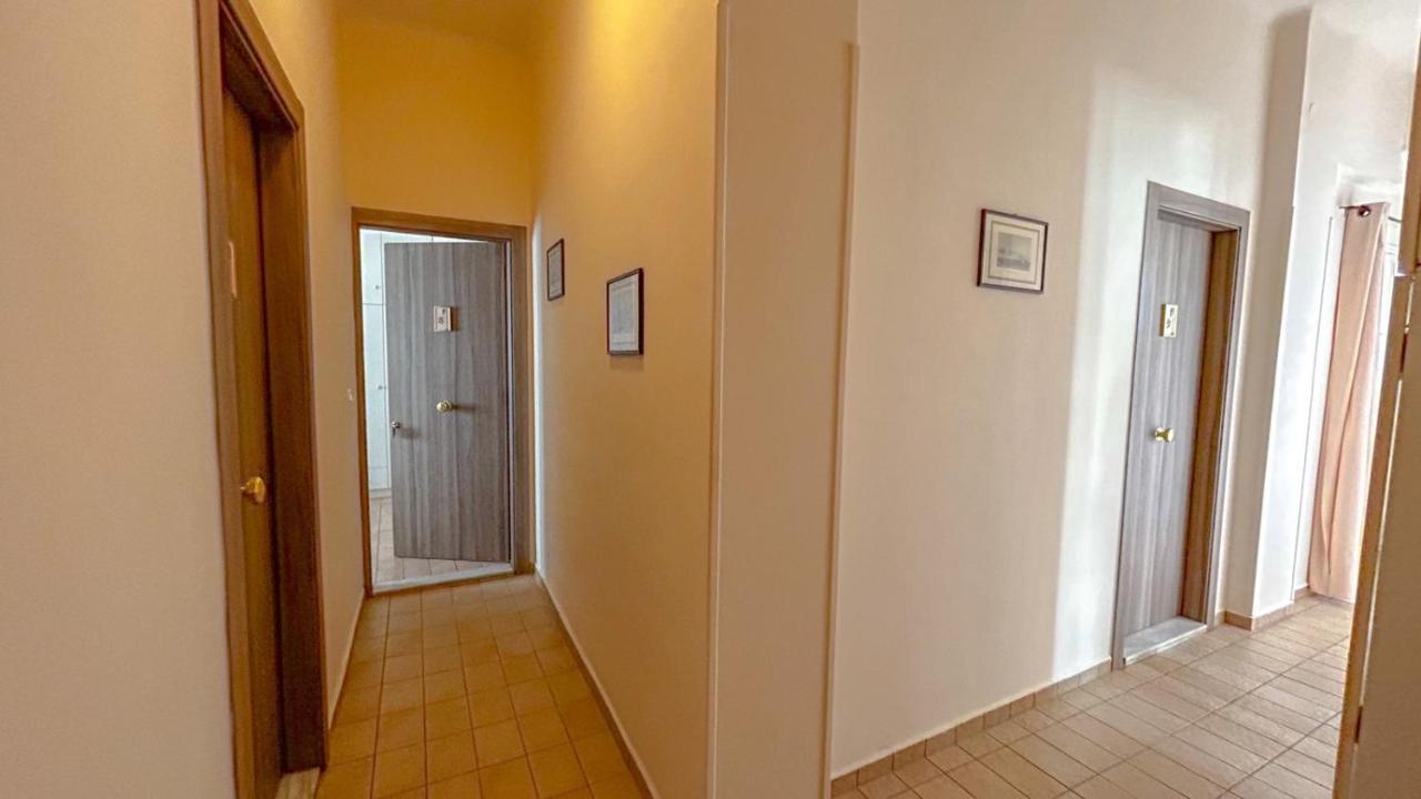 Central 9 Rooms Ermoupoli Exteriör bild
