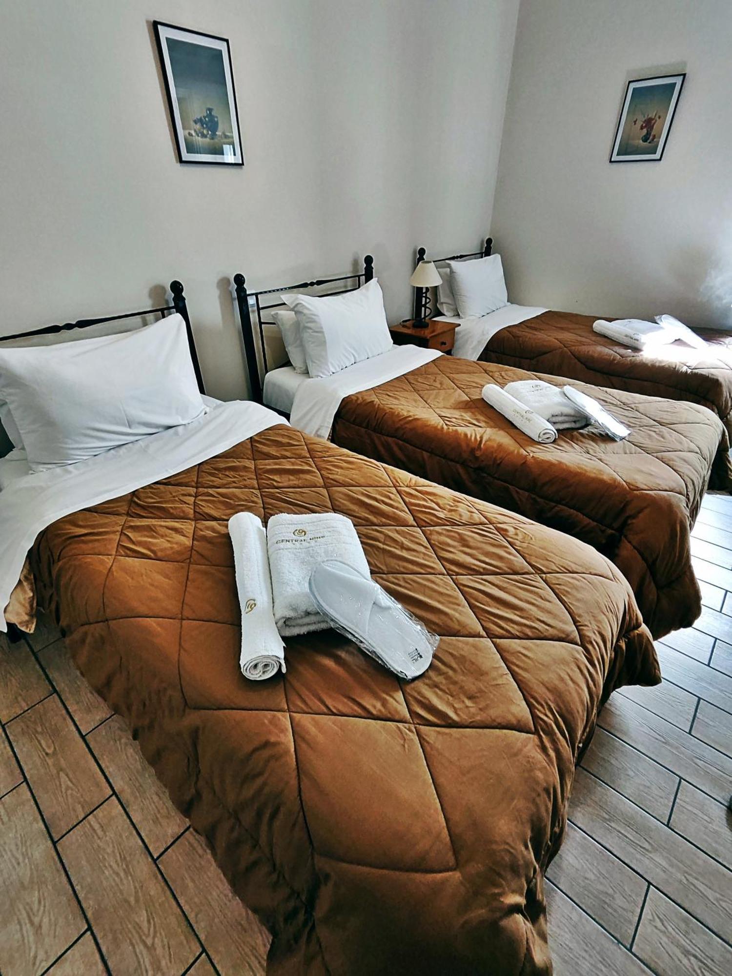 Central 9 Rooms Ermoupoli Rum bild